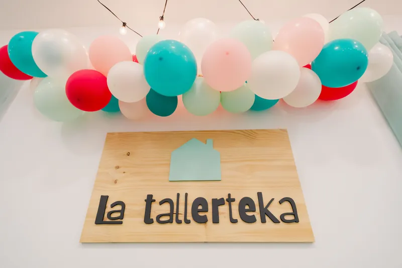 Cartel de La Tallerteka con globos de colores