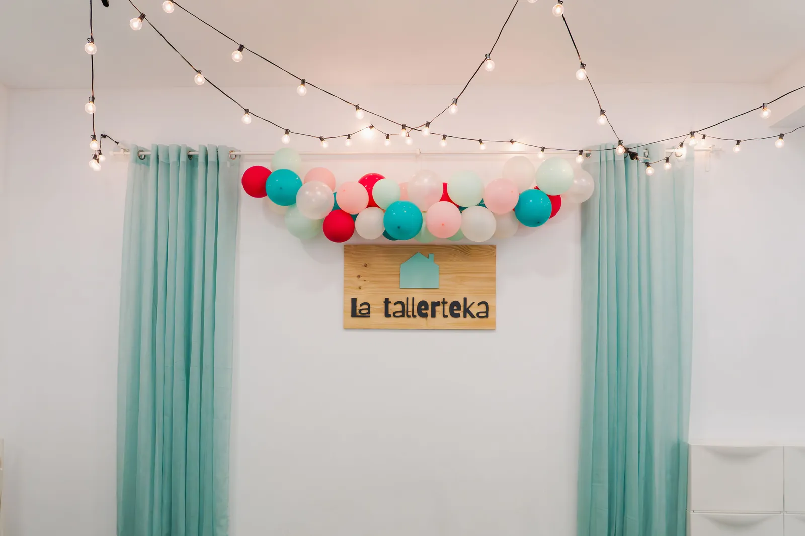 Escenario de fiestas de La Tallerteka con globos y luces