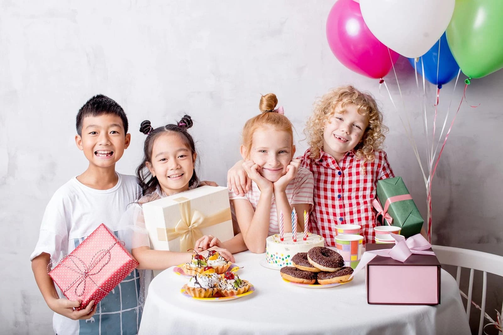 Niños disfrutando de una fiesta de cumpleaños en La Tallerteka